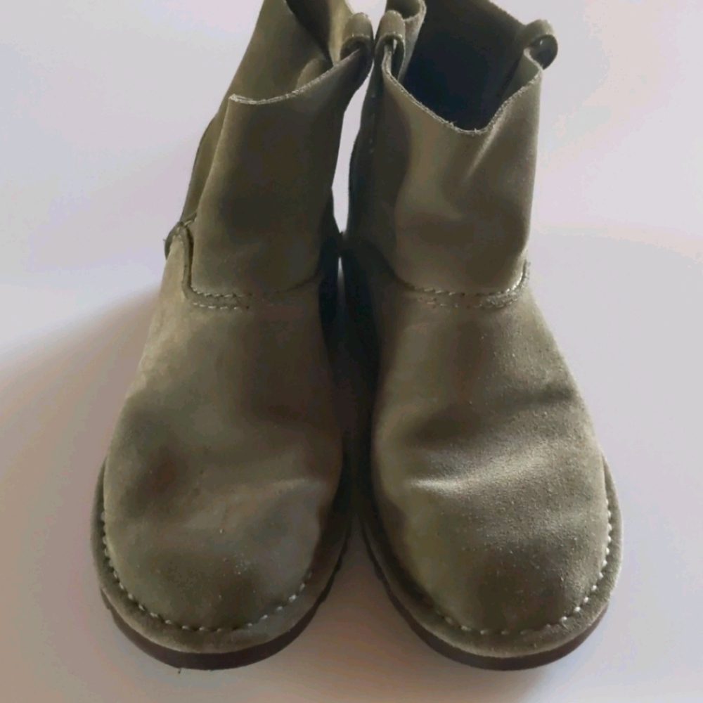 Woman's size 7 Uggs. Green, light weight design